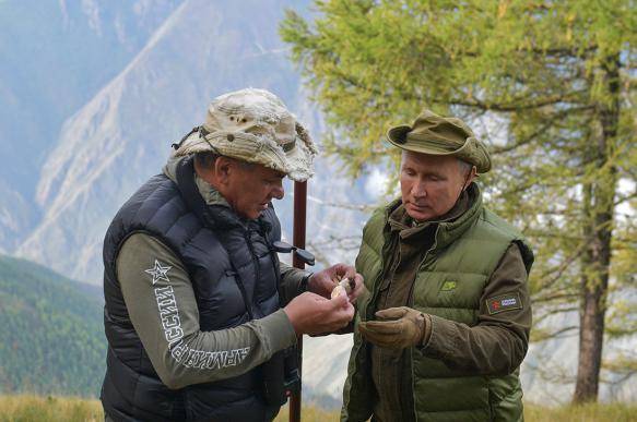 Путин и Шойгу отправились на отдых в тайгу по грибы и ягоды