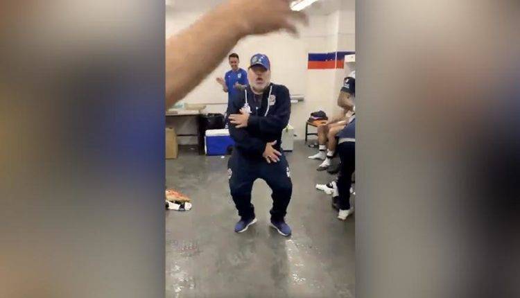 Опубликовано видео зажигательного танца Марадоны после победы своего клуба