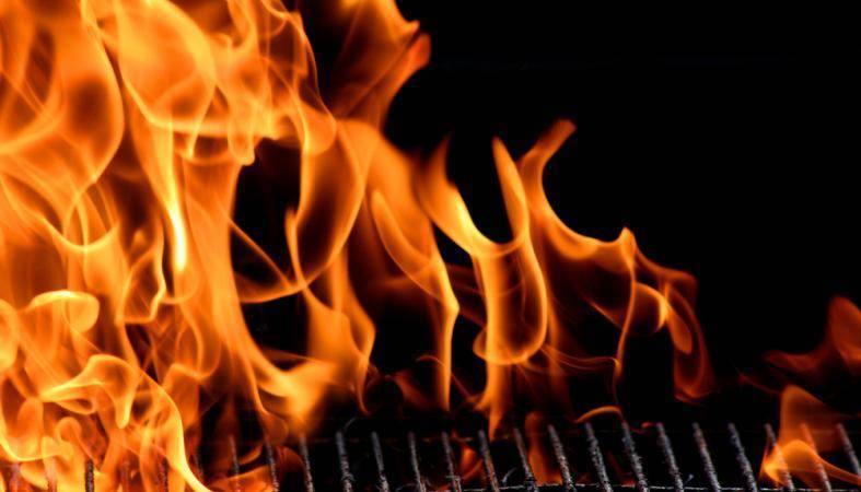 29 человек эвакуированы из горящего дома в Карелии