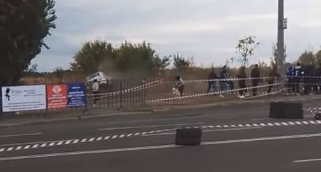 Видео: гоночный автомобиль влетел в толпу зрителей на Украине