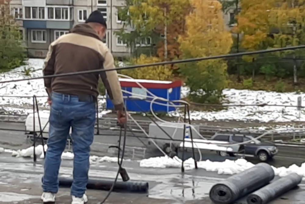 Жилищники Петрозаводска не видят проблемы в проведенном в снегопад ремонте крыши