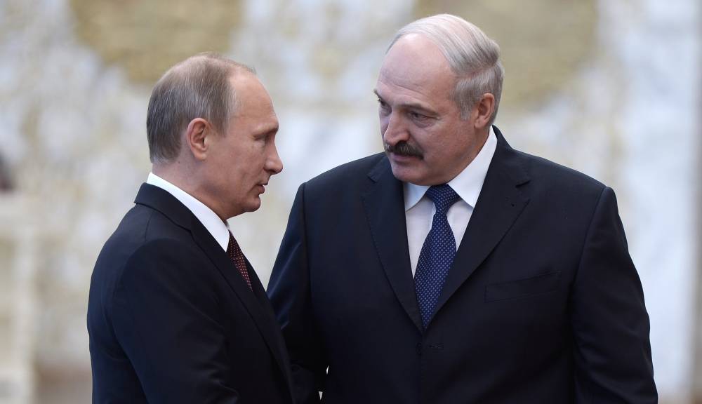 "Построил мощную державу": Лукашенко поздравил Путина с днем рождения