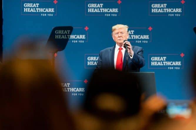 Дональд Трамп постановил отказывать в выдаче виз иммигрантам, которые не могут платить за медицинское обслуживание