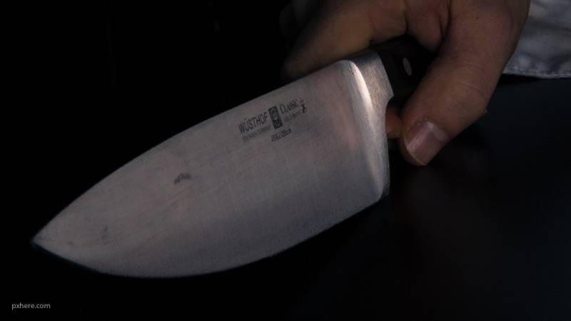 Взрослый мужчина из Петербурга ранил девятиклассника ножом в живот