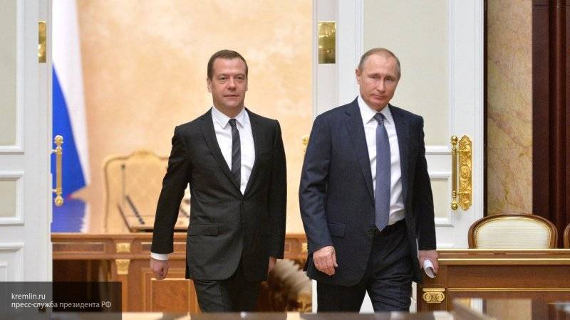 Медведев поздравил Путина по телефону с днем рождения