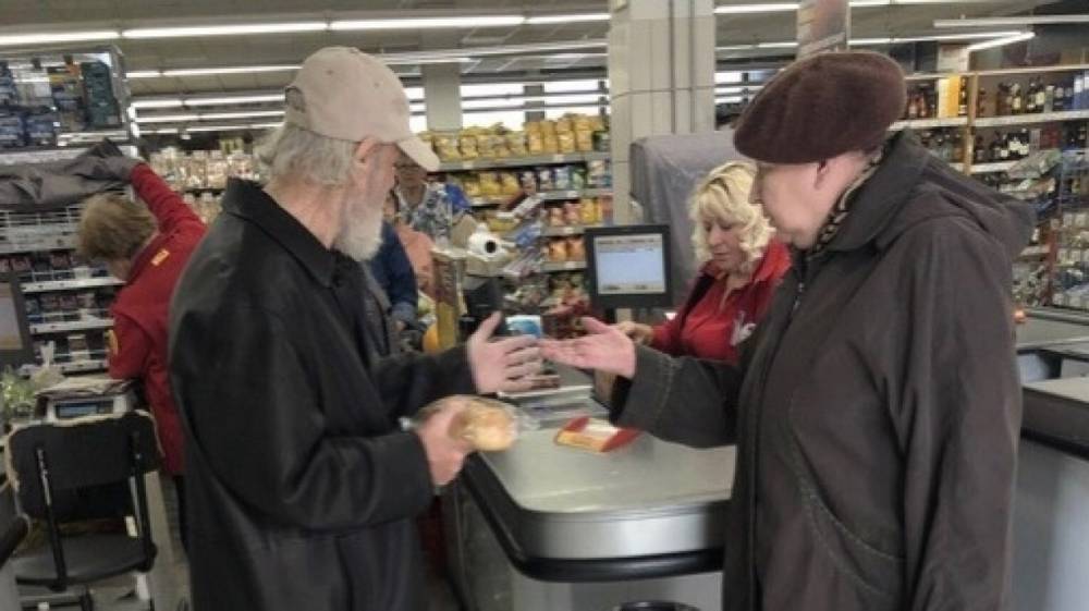 Кассир в супермаркете Москвы отказалась продать пенсионеру батон за мелкие монеты