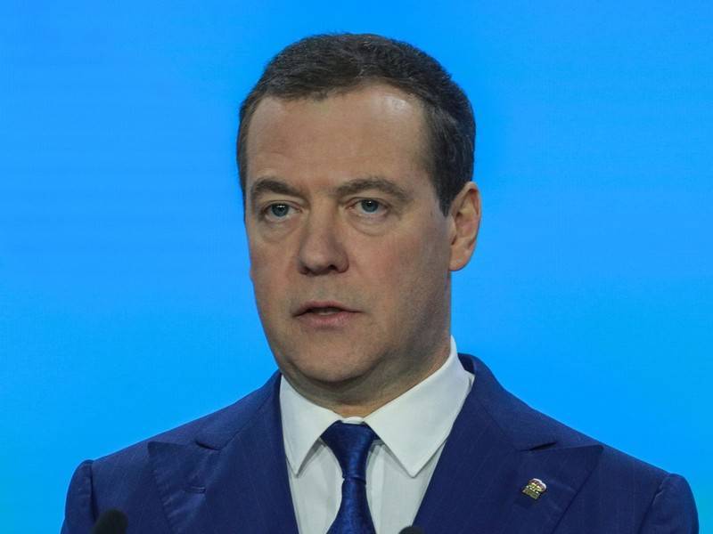 Медведев поздравил Путина с днём рождения