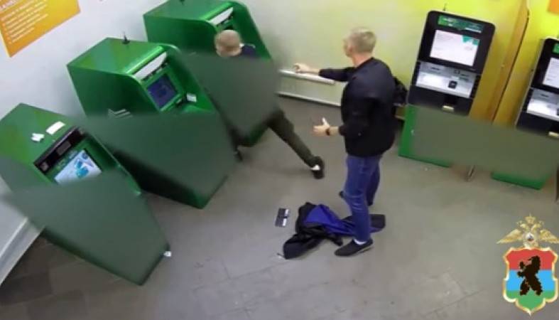 Полиция установила вандала, повредившего банкомат в Петрозаводске