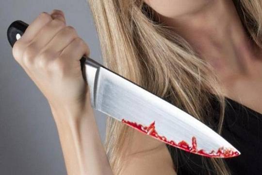 Ревнивая женщина набросилась с ножом на детей