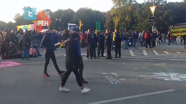Видео: эко-активисты перекрыли дорогу в Берлине