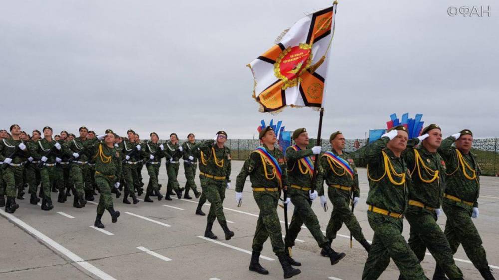 Военный парад прошел в Луганске в честь первого юбилея Народной милиции ЛНР