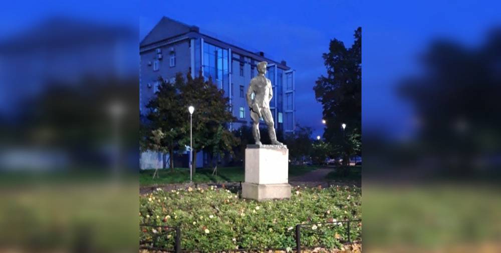 «Ленсвет» подсветил памятник Саше Кондратьеву в Свердловском саду