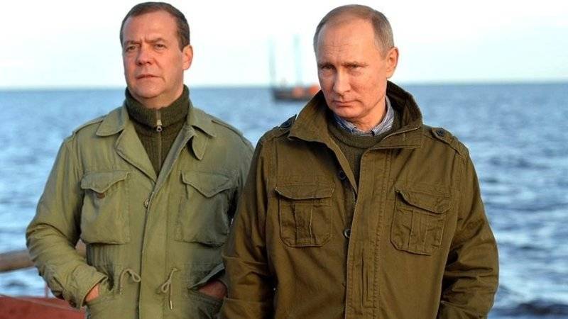 Медведев поздравил Путина с днем рождения