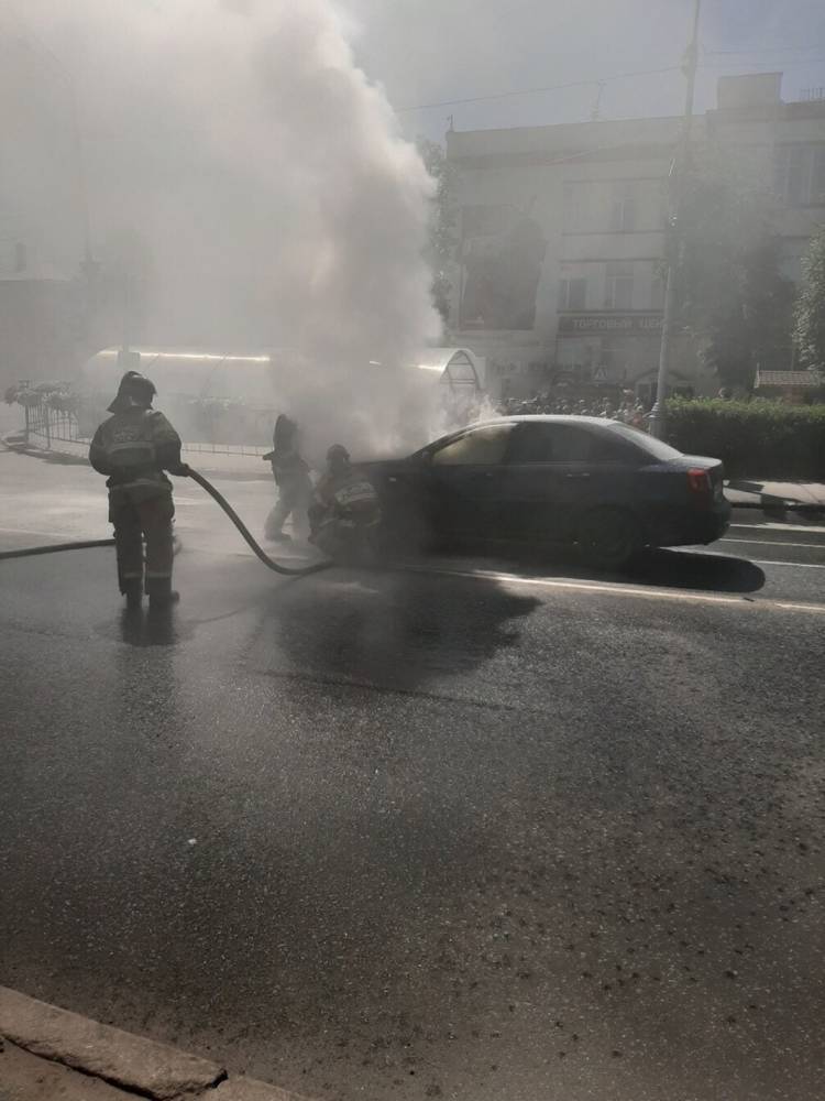 В Архангельске на ходу вспыхнула машина такси
