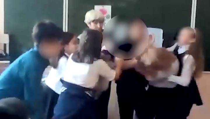Башкирские школьницы устроили драку в классе на глазах у учителя. Видео