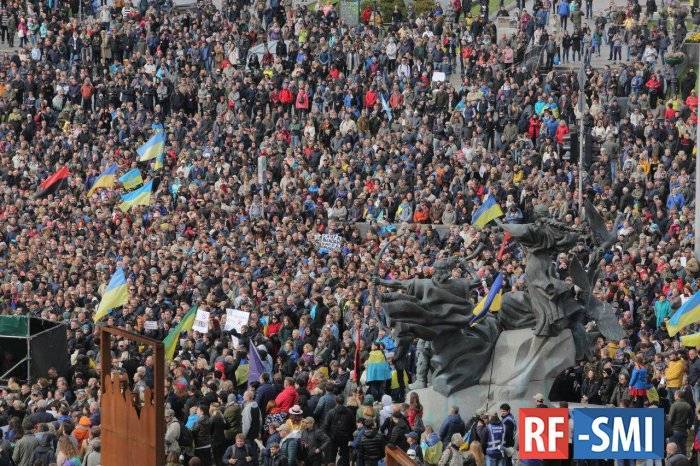 В Киеве 10 тысяч человек вышли на митинг против закона об особом статусе Донбасса