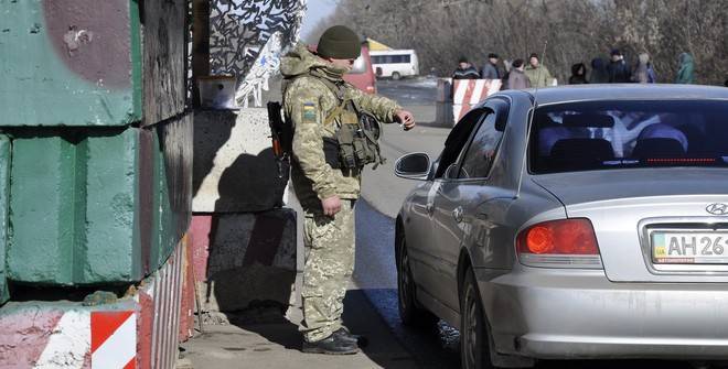 Зеленский поручил упростить пересечение линии разграничения на Донбассе
