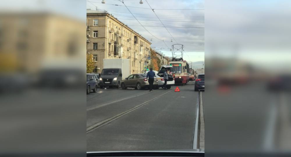 Два автомобиля Skoda «нашкодили» на повороте с Маршала Говорова в Огородный переулок