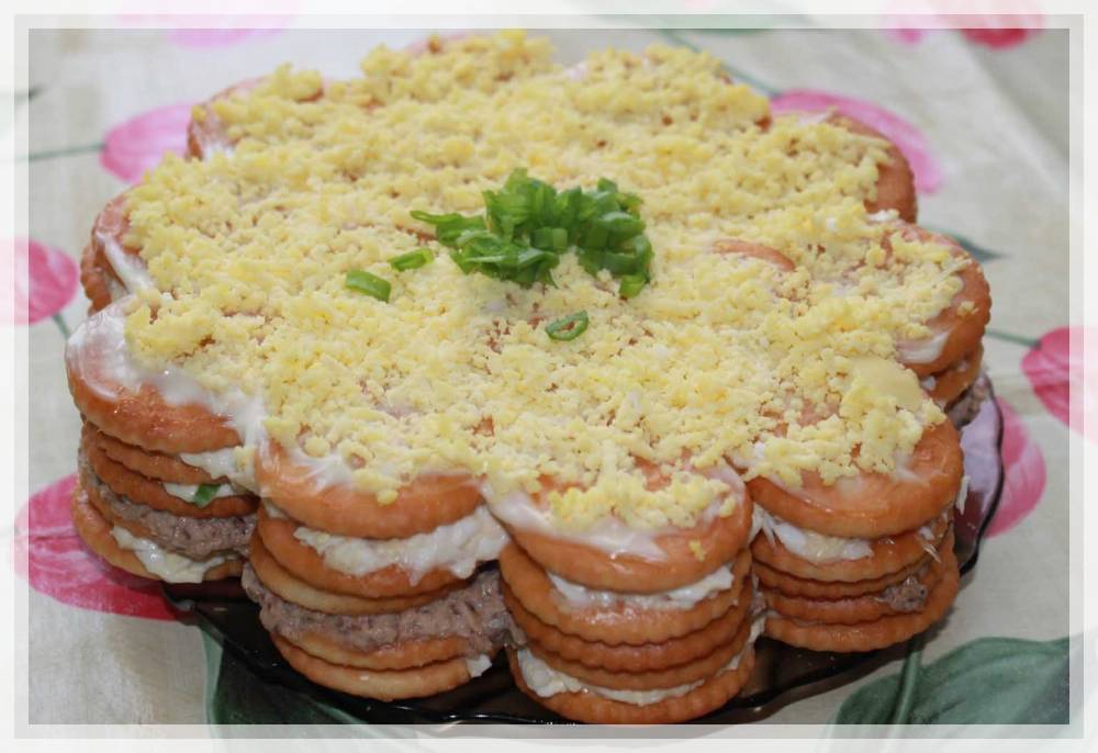 Нежный салат-торт из крекеров — кулинарный лайфхак месяца! Видео рецепт и пошаговые фото