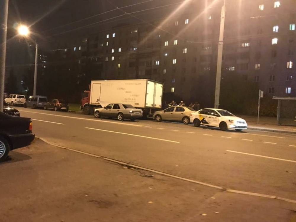 Столкнувшиеся Mercedes и такси подбили припаркованный Renault на Будапештской