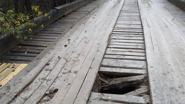 Фото: грузовик разрушил аварийный мост, ведущий к поселку под Рязанью