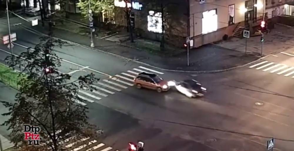В Петрозаводске в аварии на перекрестке пострадала 32-летняя женщина