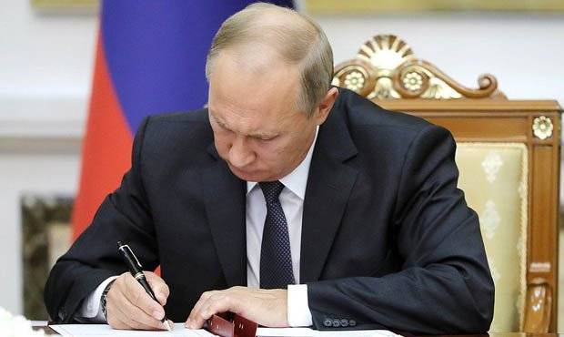 Путин повысил зарплаты себе, Медведеву, Бастрыкину и Чайке