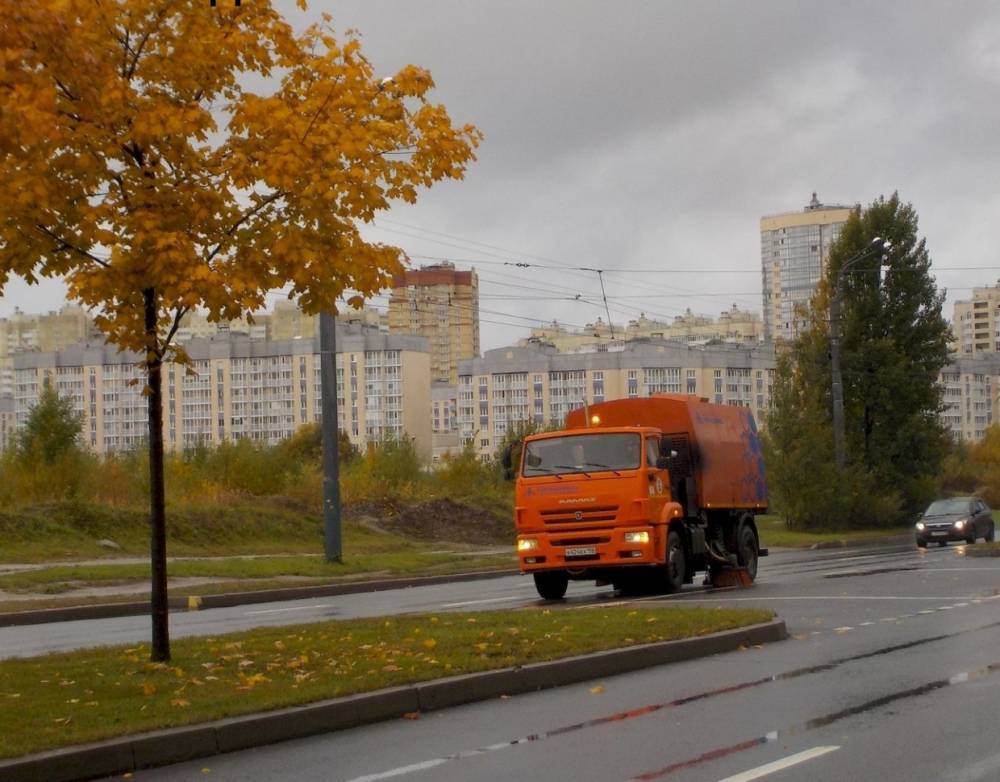 С первую неделю октября с улиц Петербурга вывезли около 2,3 тысяч тонн загрязнений