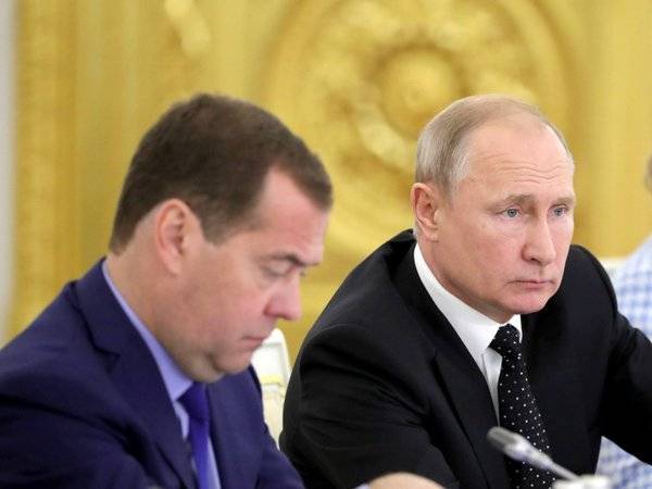 Путин в день рождения повысил зарплаты себе, Медведеву и главам силовых структур