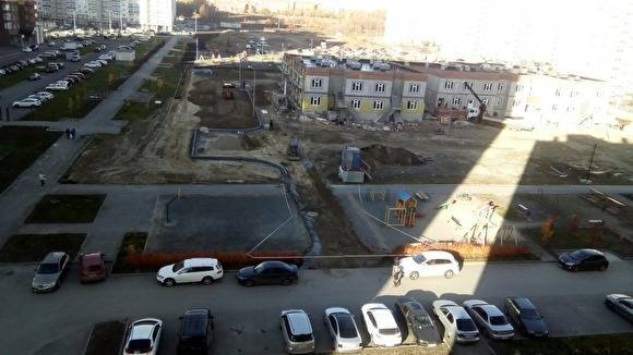 В Челябинске тротуар проложили через баскетбольную площадку