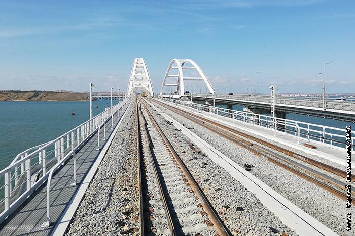 Запуск грузовых поездов по Крымскому мосту отложат из-за археологической находки