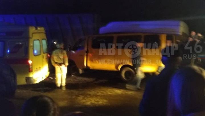 Маршрутка врезалась в грузовик в Курске: есть жертвы