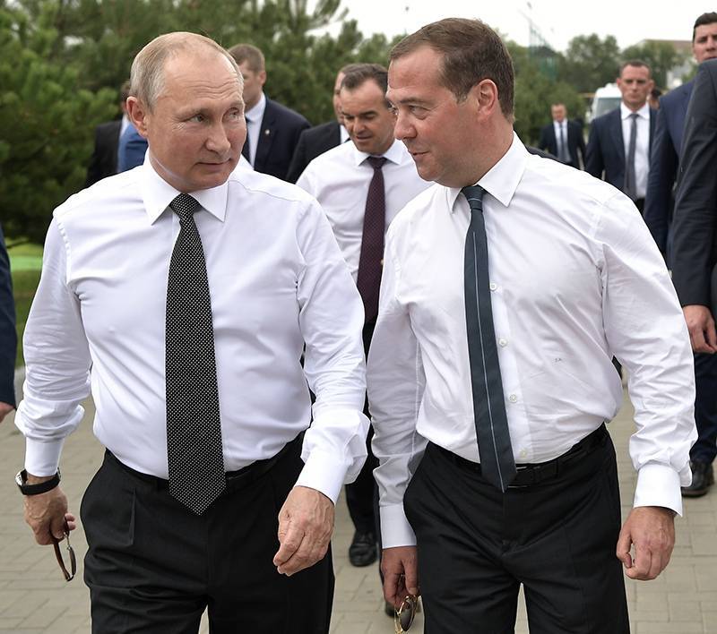 Путину и Медведеву увеличили зарплату