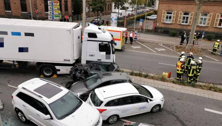 В Германии мужчина угнал грузовик и протаранил автомобили, более 10 человек пострадали