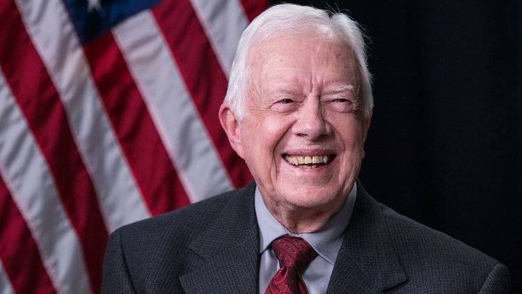 Экс-президент США Картер с гематомой на лице отправился помогать бездомным
