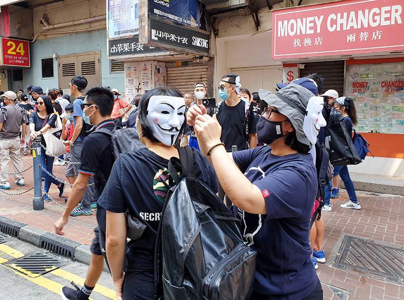 Жители Гонконга громят город за запрет носить маски