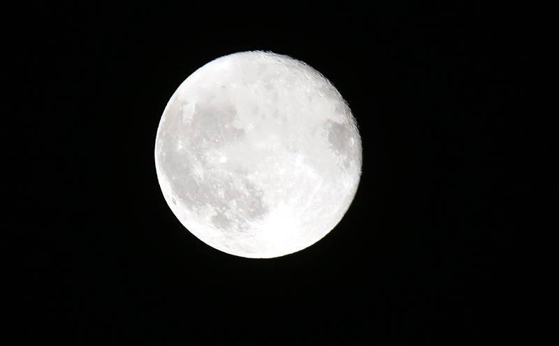 Фотография обратной стороны Луны показала ее особенность