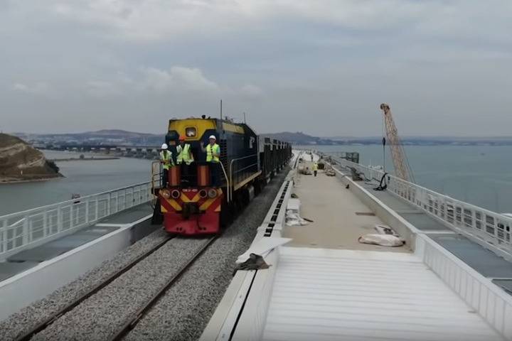 Открытие движения грузовых поездов по Крымскому мосту отложили
