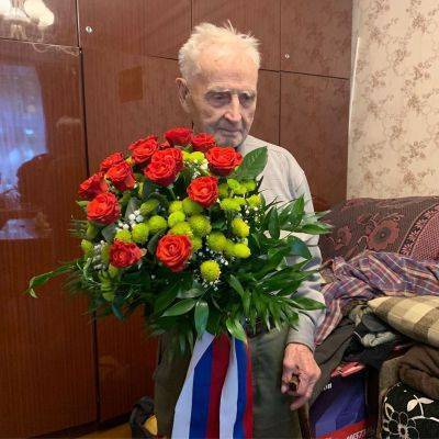В посольстве России в Риге наградили столетнего ветерана