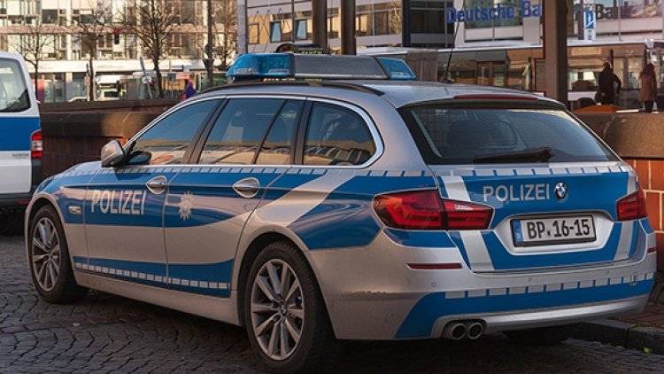 Десять человек в Германии, где грузовик протаранил припаркованные машины