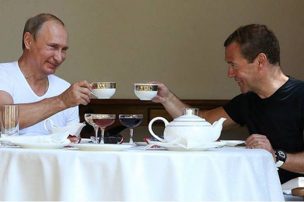 Путин повысил зарплаты себе и Медведеву