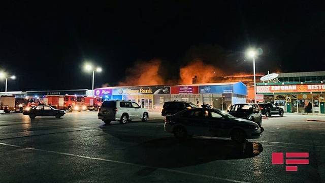 Видео крупного пожара в ТЦ в Баку