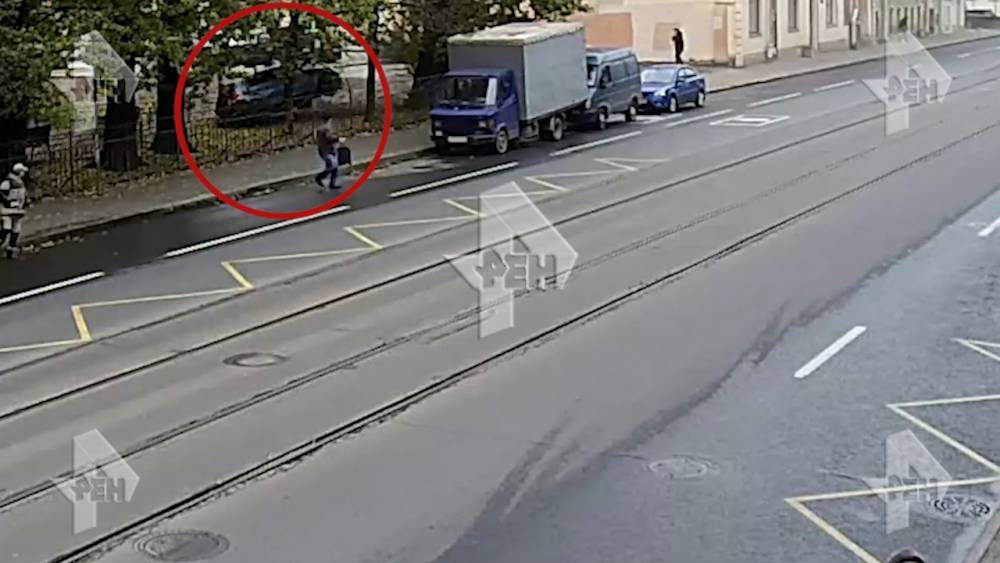 Видео: легковушку вынесло в сквер после ДТП с двумя авто в Петербурге