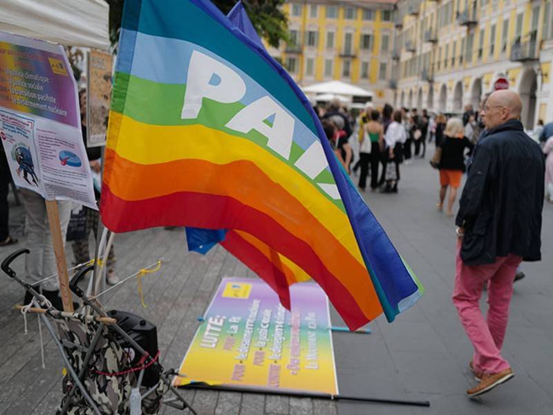 В Париже прошёл протест против права однополых пар на ЭКО