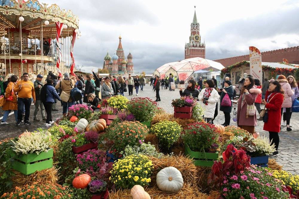 Собянин и Патрушев осмотрели площадку фестиваля "Золотая осень" на Красной площади