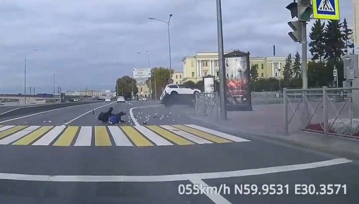 Момент впечатляющего ДТП с переворотом попал на видео в Петербурге