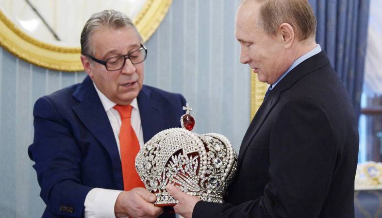 Президенту РФ – 67: самые необычные подарки, которые дарили Путину