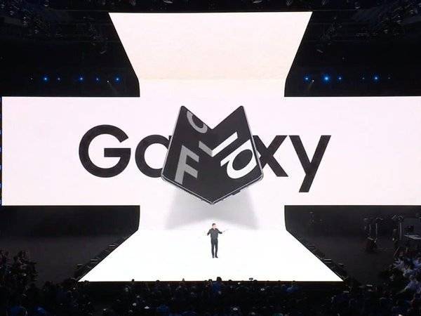 В России за три дня продали всю партию Samsung Galaxy Fold. Одно устройство стоит 160 тысяч рублей