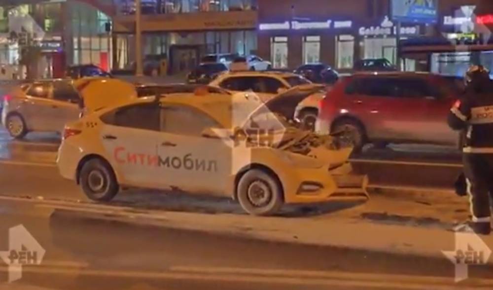 Видео: машины такси попали в ДТП в Москве