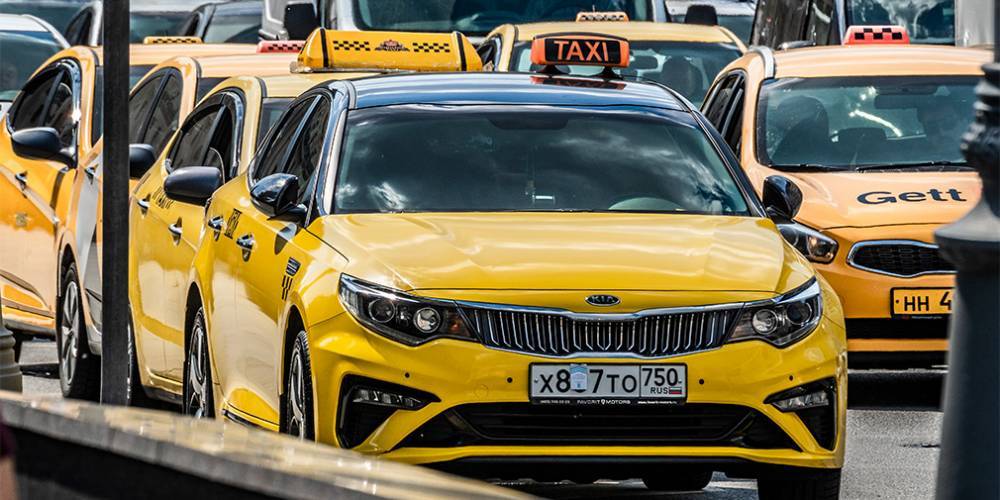 Стало известно, сколько зарабатывают таксисты в Москве